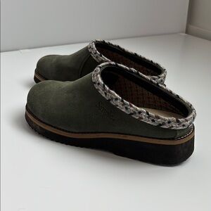 Simple Women's Green Suede Clogs